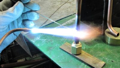 feuer auf metallstab